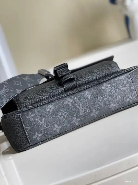 NEW VUITTON LOUIS MESSENGER 0612